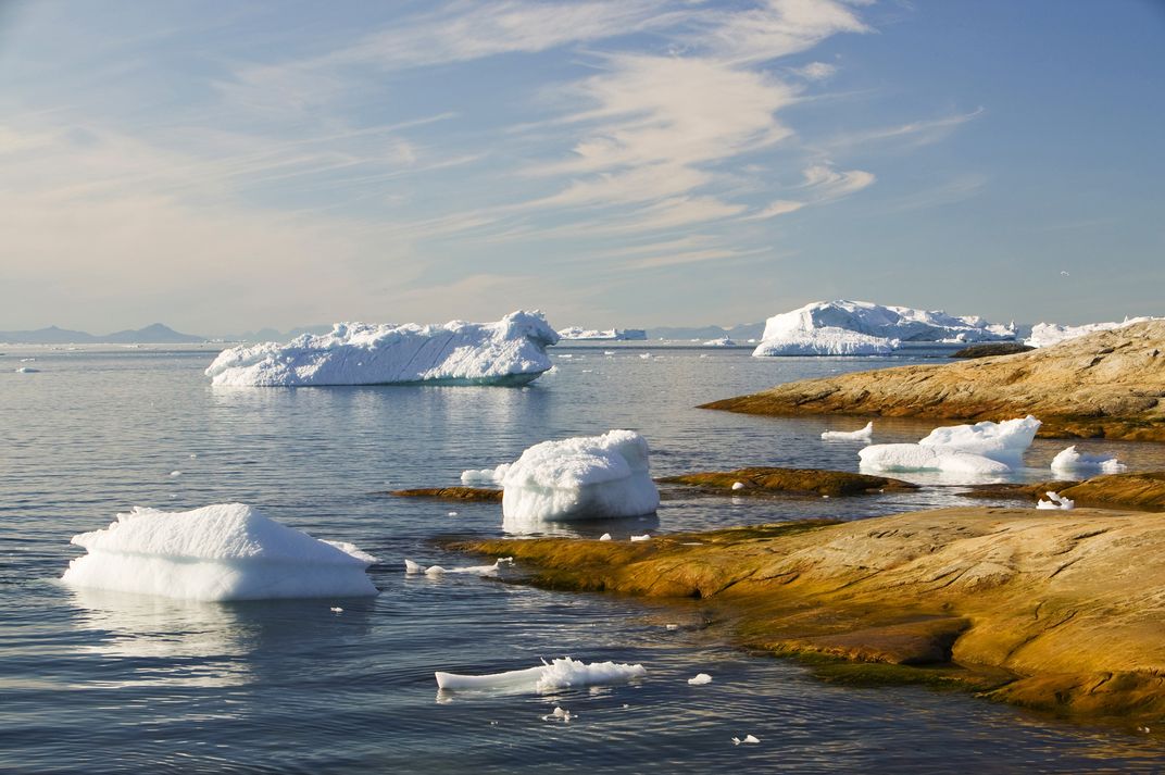 Icebergs en un día soleado en Groenlandia