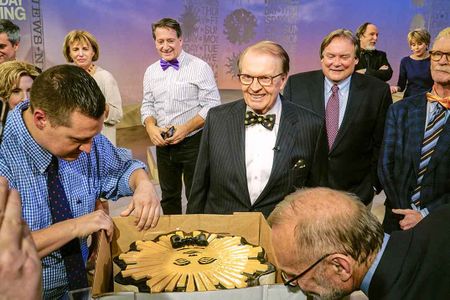 Osgood says he can walk peacefully in total anonymity if he leaves his bow tie at home; but people always make him cakes with bow ties.