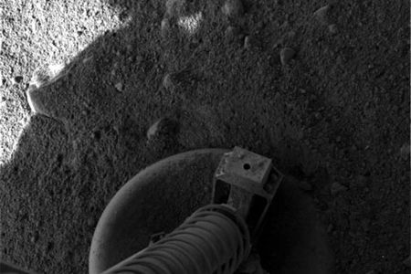 NASA's Phoenix lander arrives safely after a 400-million-mile journey.