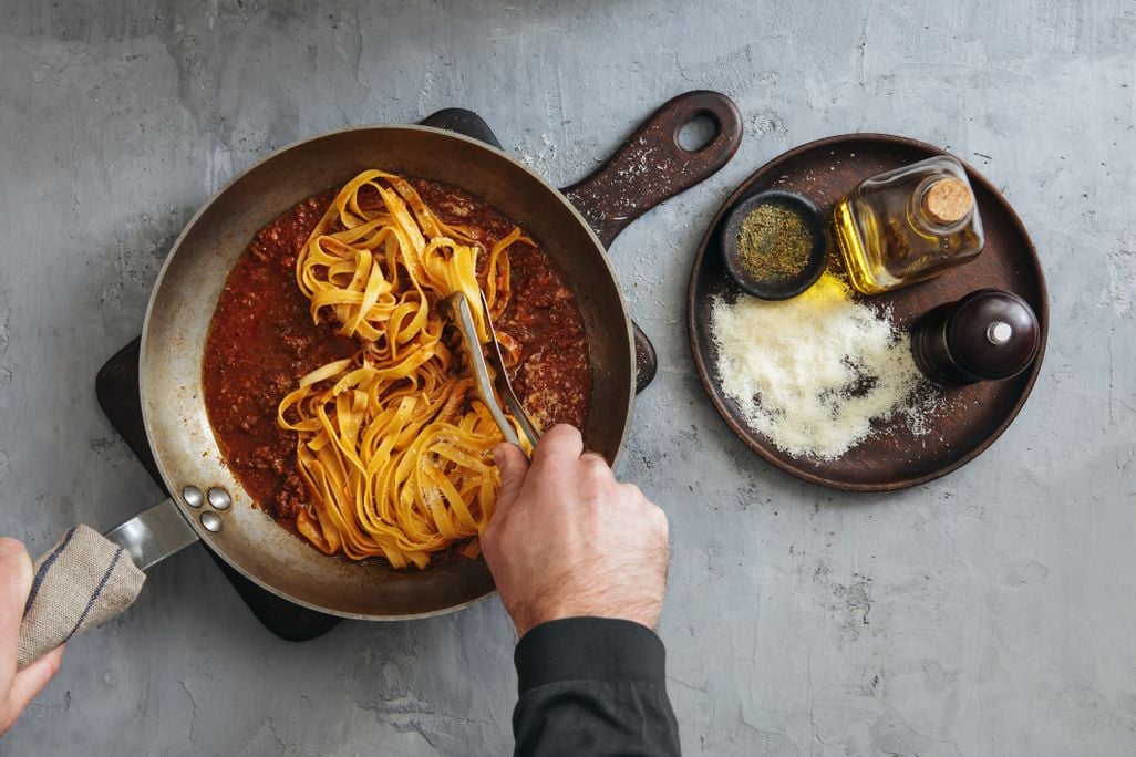 cooking tagliatelle with bolognese