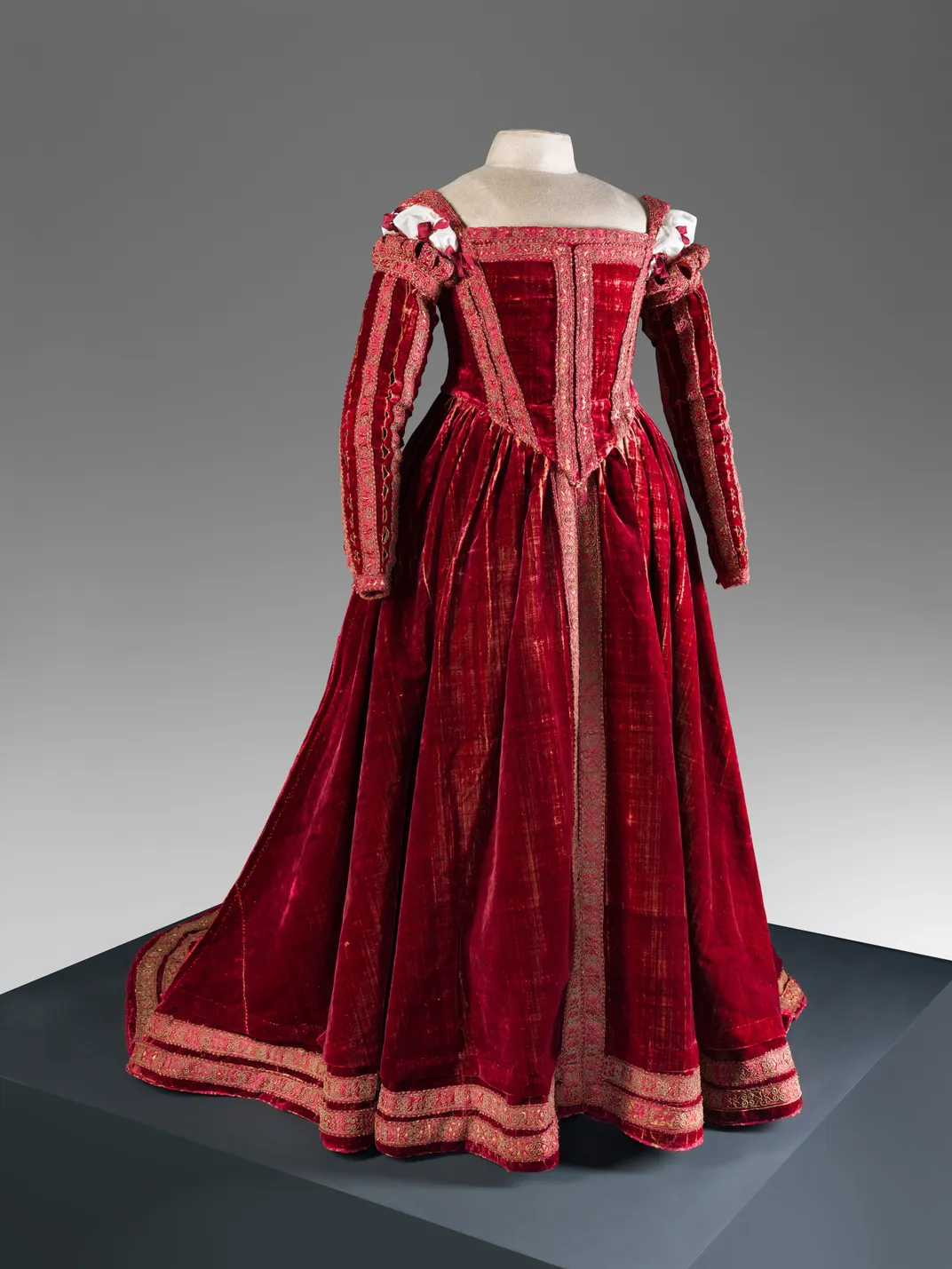Petticoat with sleeves, ca. 1560, likely owned by Eleonora of Toledo