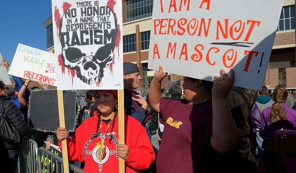 People protest against the name of the Washington, D.C., NFL team before a game between Washington and the Minnesota Vikings. Minneapolis, November 2, 2014. (John McDonnell/The Washington Post via Getty Images)