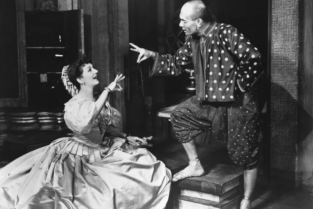 Gertrude Lawrence as Anna Leonowens and Yul Brynner as the king of Siam in the 1951 Broadway production of The King and I​​​​​​​
