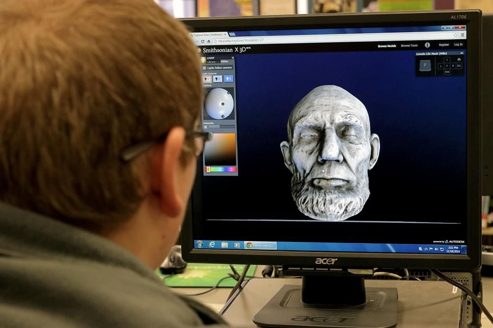 A student in Evansville, Wisconsin explores a 3D model of a 19th century life mask of President Abraham Lincoln from the National Portrait Gallery’s collections in his school’s computer lab. (Terry Medalen)