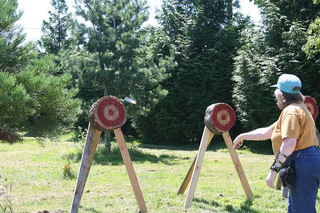 knife throwing