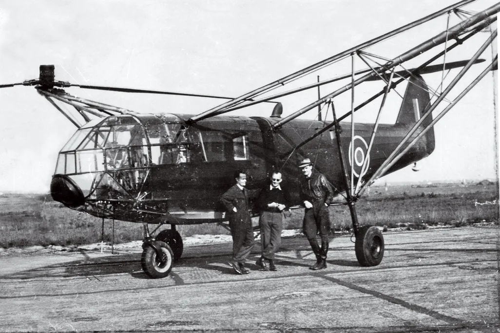 three men outside Fa 223