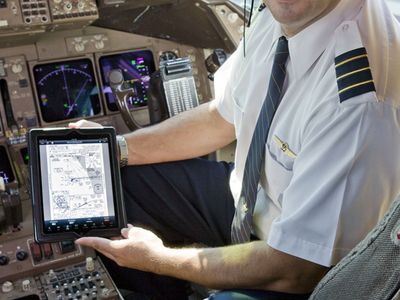 United announced that it is converting to paperless flight decks and deploying 11,000 iPads to all United and Continental pilots.  (PRNewsFoto/United Continental Holdings, Inc.)