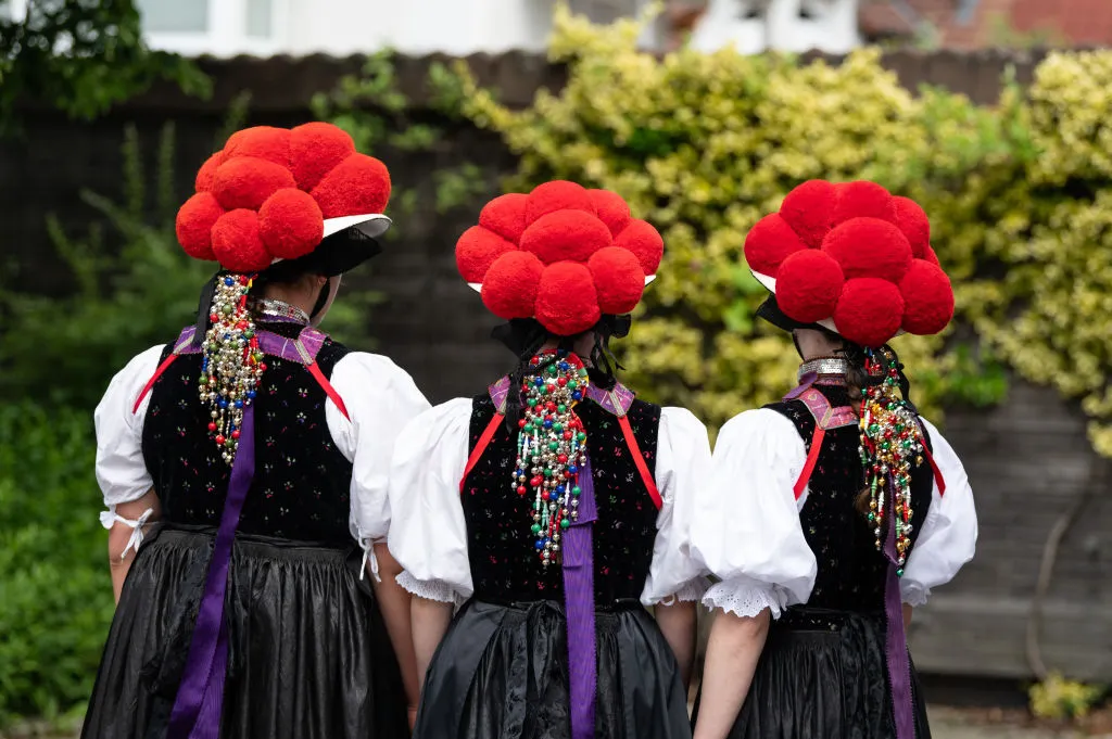 women in bollenhut hats