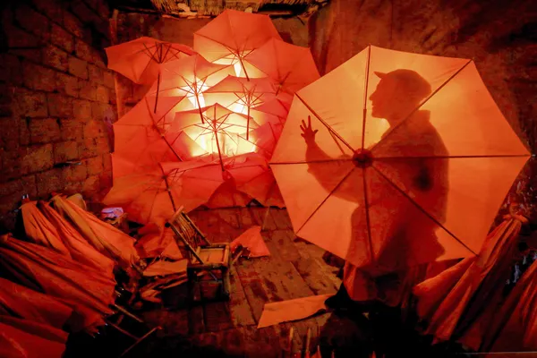 Traditional craft of oil-paper umbrella thumbnail