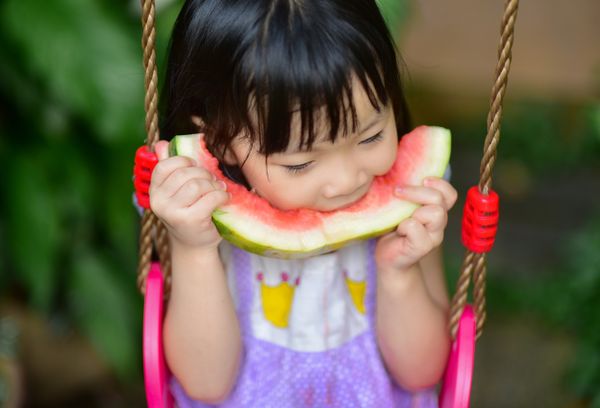 Kid eat watermelon thumbnail