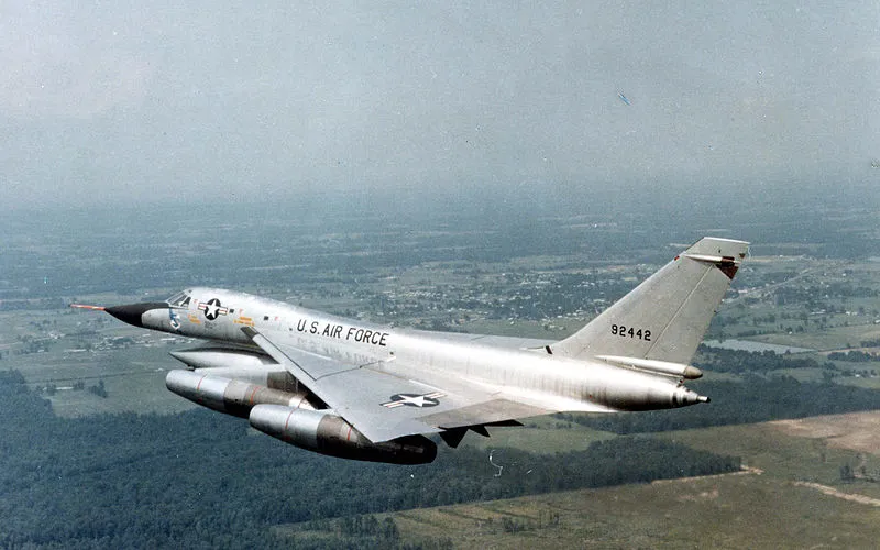 800px-Convair_B-58A_Hustler_in_flight_(SN_59-2442)._Photo_taken_on_June_29,_1967_061101-F-1234P-019.jpg