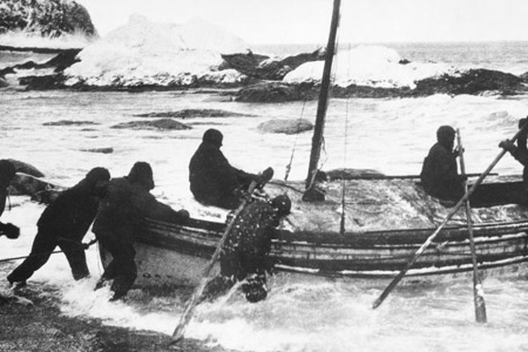 Shackleton-james-caird-in-surf-631.jpg