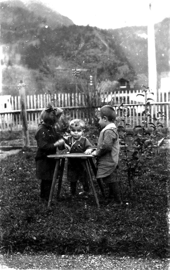 Theodor Weissenberger, who was born blind, with his siblings in the garden of Villa Gschwender in Oberstdorf