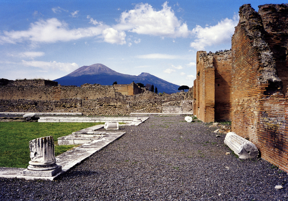 1024px-Vesuvius_from_Pompeii_(hires_version_2_scaled).png