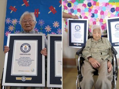 Umeno&nbsp;Sumiyama (left) and Koume Kodama (right) with their official certificates