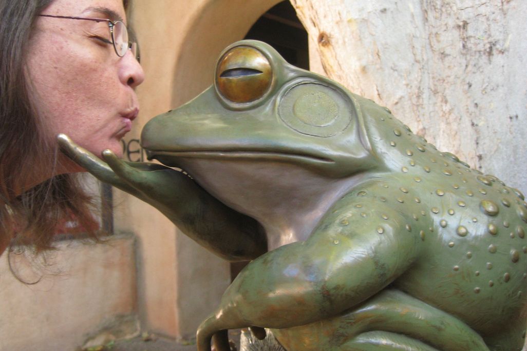 frog kiss