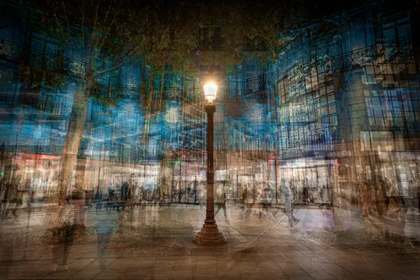 Vue d’un réverbère de nuit à Paris sur les Champs Elysées thumbnail