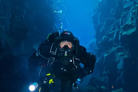 Ellis Emmett, diving between two continents in Silfra.