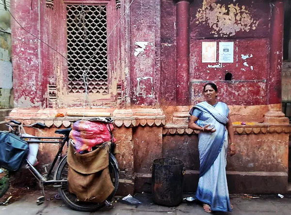 Varanasi woman against a wall thumbnail