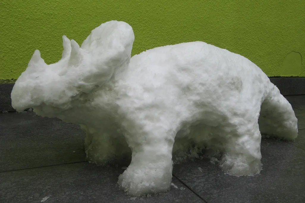 20110520083253snow-triceratops.jpg
