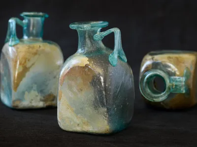 The glass bottles buried in the graves were unearthed in good condition.