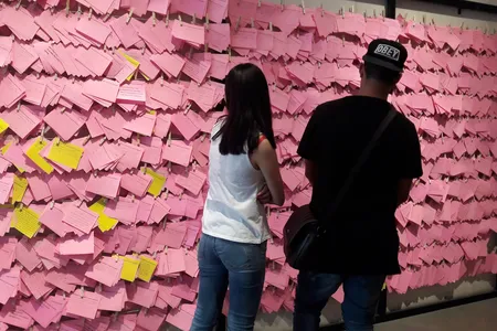 El Tendedero/The Clothesline Project, an installation by Mónica Mayer in which women were invited to vent their frustrations about their city on a piece of pink paper