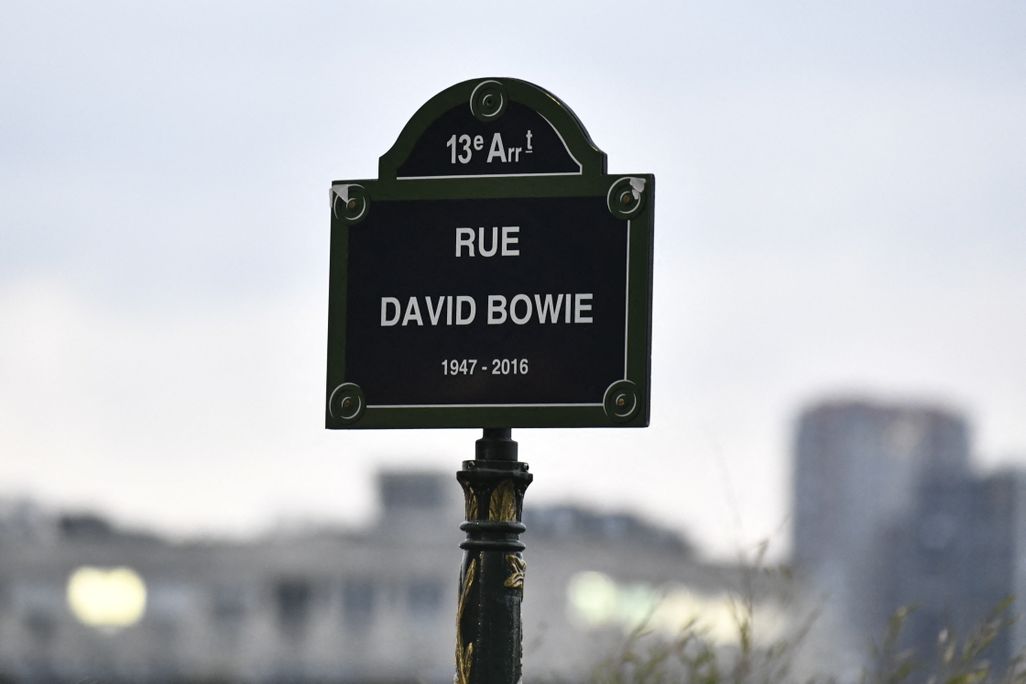 Sign that says Rue David Bowie 1947-2016