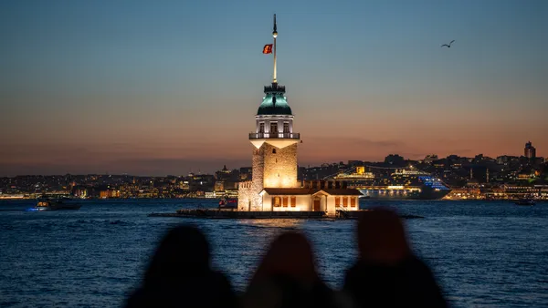 Nestling under the Maiden's Tower thumbnail