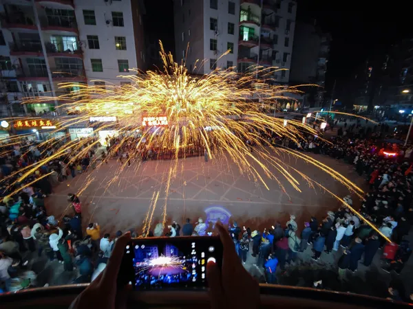 Iron flower performance welcomes Yuanxiao thumbnail