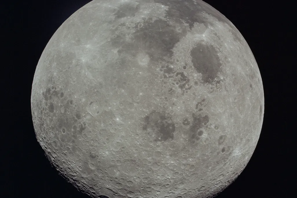 Photo of the entire moon
