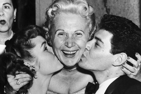 Jennie Grossinger gets a kiss from her celebrity friends Debbie Reynolds and Eddie Fisher