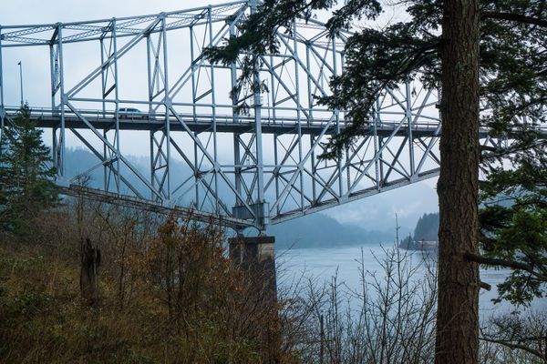 A vintage steel bridge crossing the Columbia River thumbnail