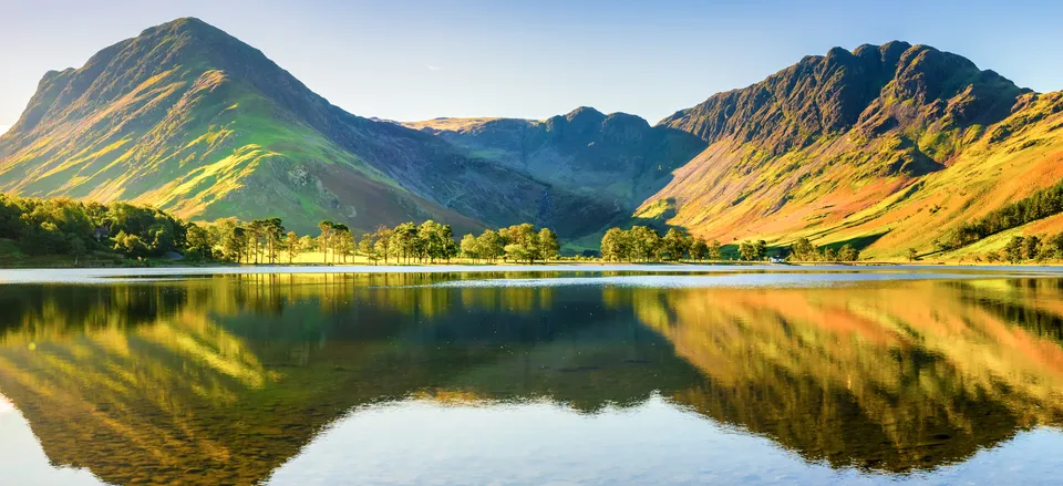  Panoramic view of Buttermere Lake 
