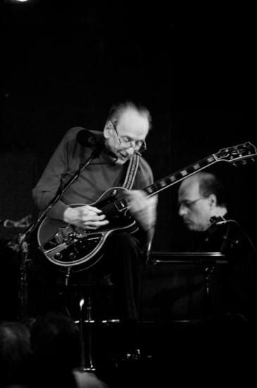 Black and white photo of Les Paul performing