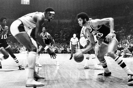 Milwaukee Bucks center Lew Alcindor (13), later known as Kareem Abdul-Jabbar, and Los Angeles Lakers center Wilt Chamberlain, left, at the L.A. Forum on November 21, 1970.