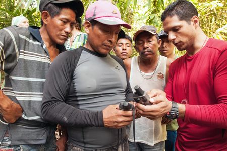 Mateo-Vega (right) shows Emberá and Kuna colleagues how to take forest measurements. From left to right, indigenous technicians Edgar Garibaldo, Chicho Chamorro, Baurdino Lopez, Evelio Jiménez, Alexis Solís. 