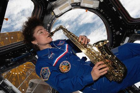 Jessica U. Meir plays sax in the Cupola.