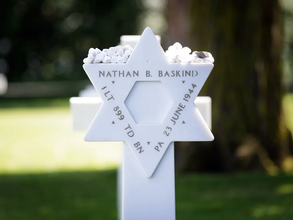 Star of David grave marker that says Nathan B. Baskind