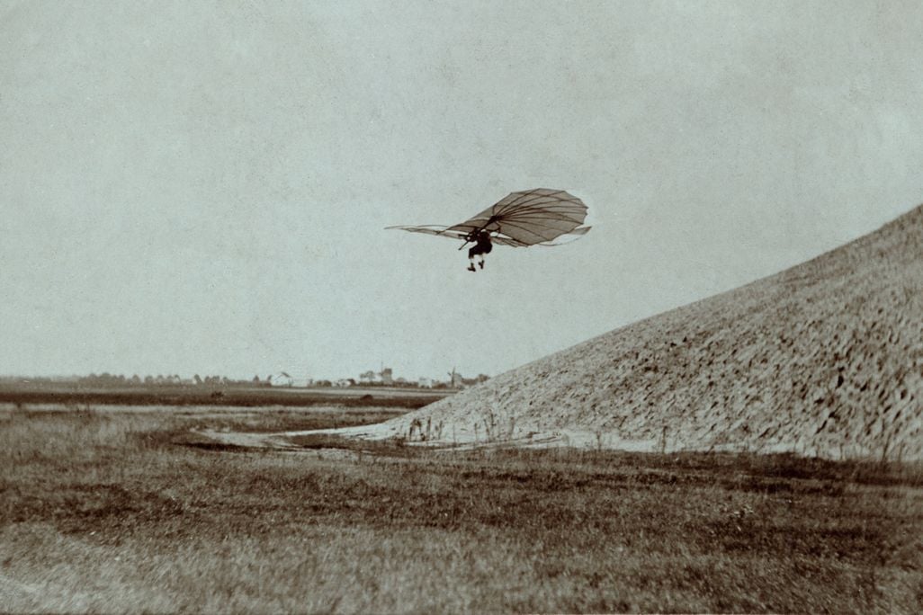 Otto_Lilienthal_glider.jpg