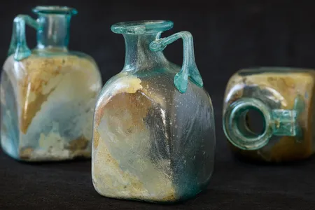 The glass bottles buried in the graves were unearthed in good condition.