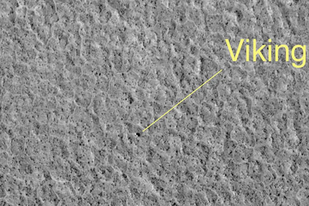 A new Mars probe spots an old one.
