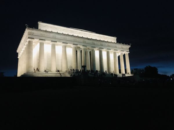 Lincoln Memorial at night thumbnail
