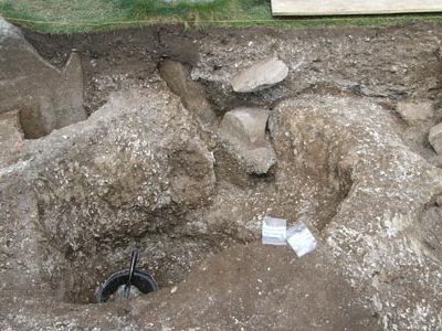 The dig’s emerging physical evidence—including fragments of bluestone and sarsen scattered throughout the site—reflect a complex history.