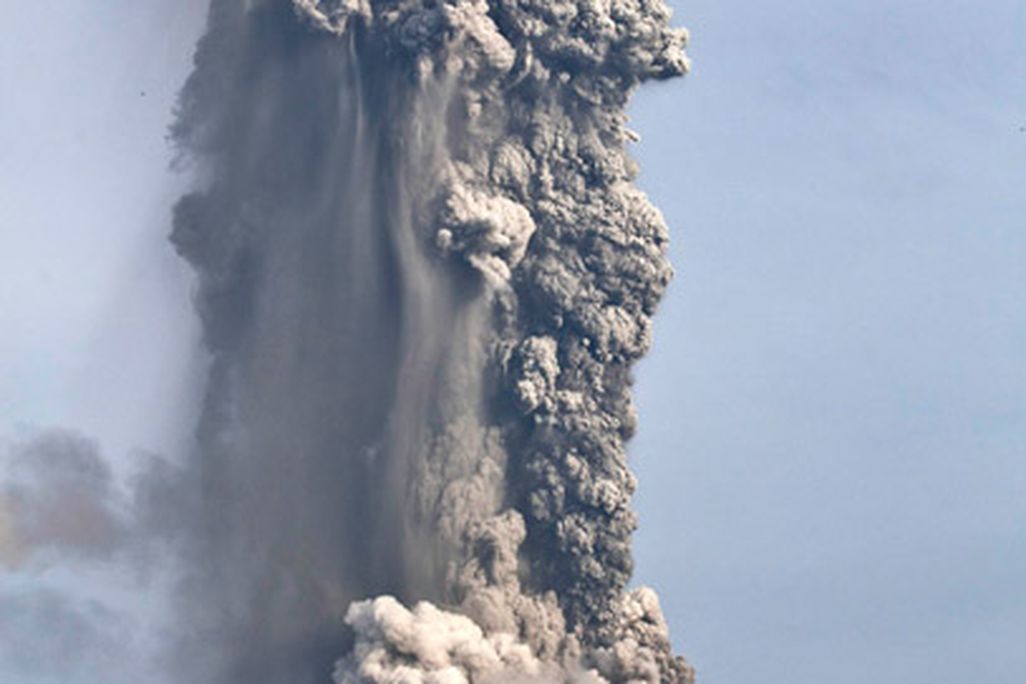 20131115121026smart-news-mt-sinabug-erruption-big.jpg