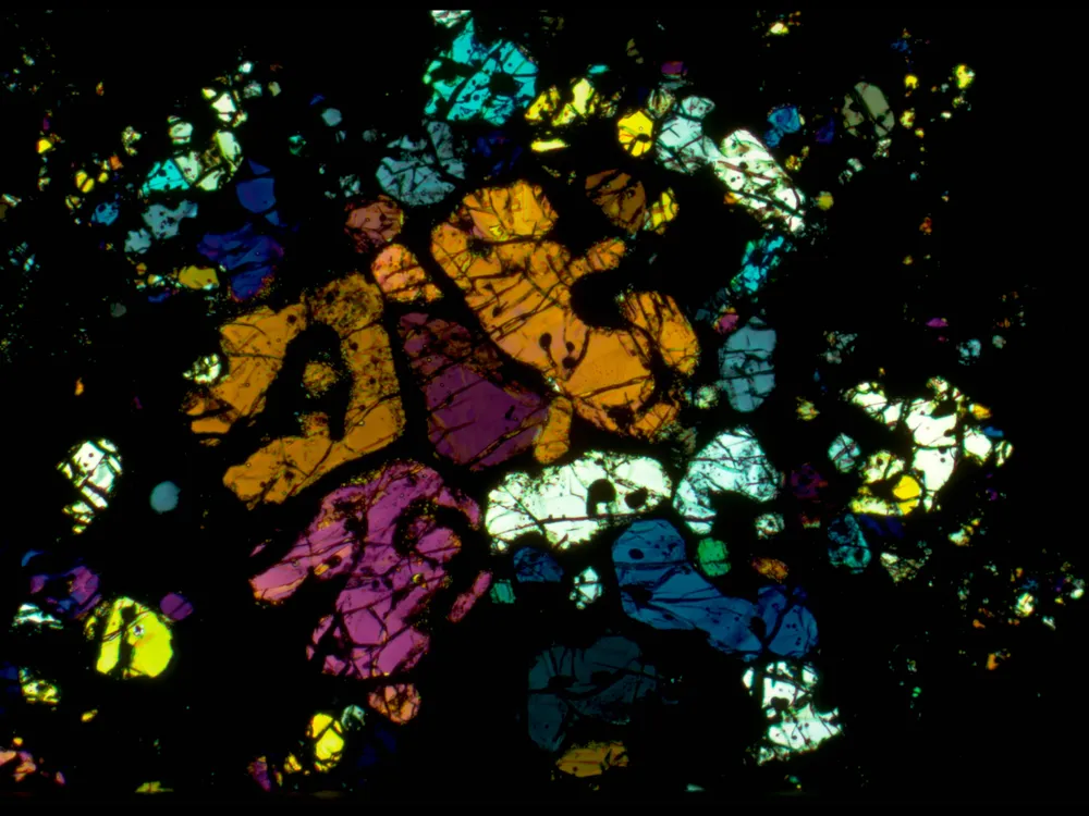 Allende meteorite polarized-light microscopy