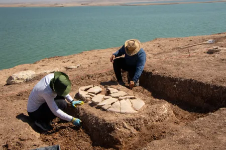Excavations have uncovered 40 tombs made of Hellenistic-era ceramics, along with various artifacts and ceramic vessels.