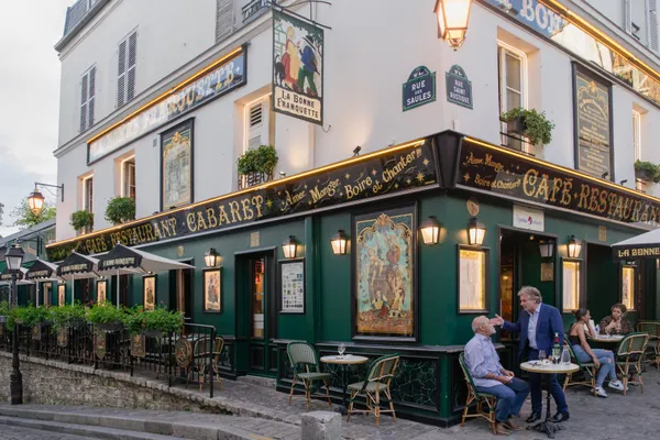 Conversations in Montmartre thumbnail