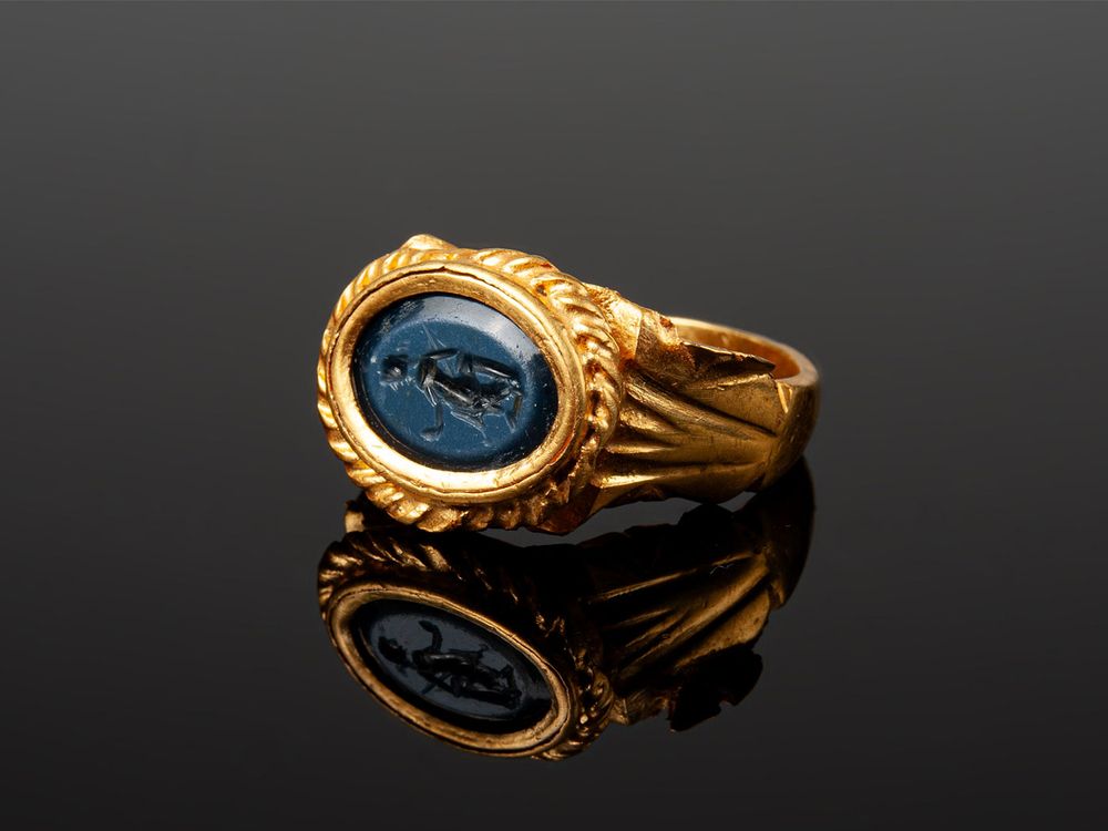 Gold ring with Venus Victrix