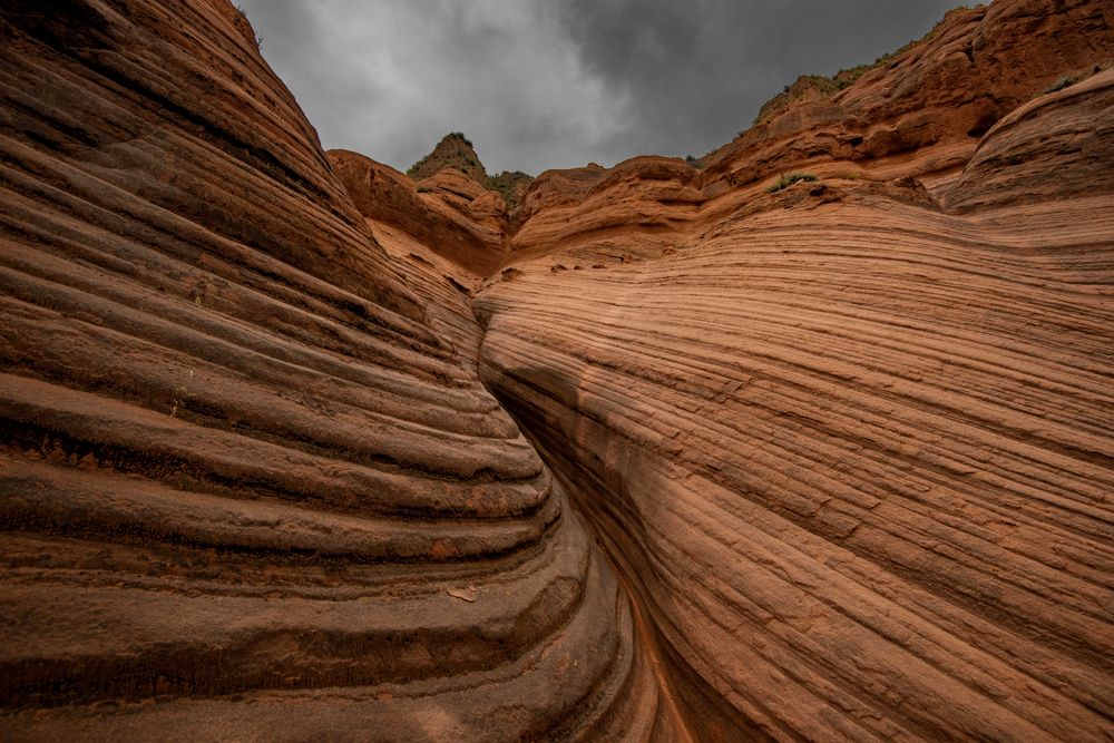 This work was shot in the Danxia landform in Shaanxi, China. The displayed rock bedding resembles folds that the earth has been kneaded into by years and natural forces, fully demonstrating the uniqueness of the landform and the miraculous craftsmanship of nature, and conveying the heaviness and vicissitudes of the earth's history.