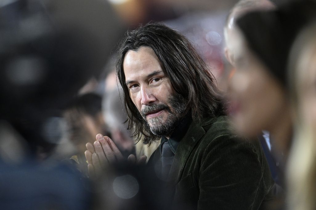 Keanu Reeves clapping